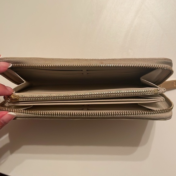 Louis Vuitton Tan Wallet with Signature Monogram - Picture 5 of 9